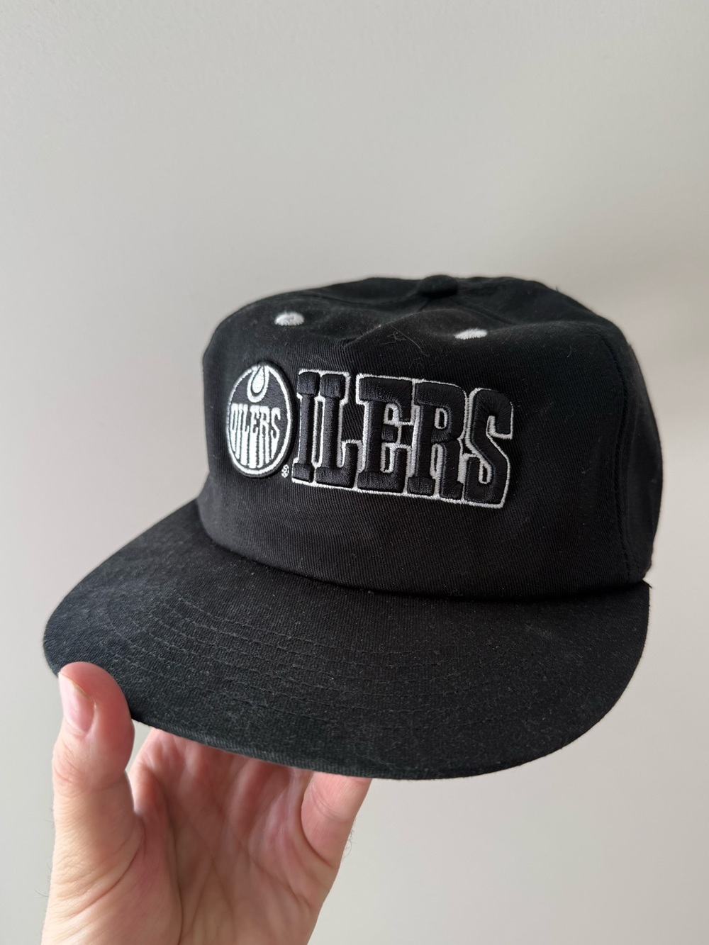 Edmonton OILERS Black Embroidered Snapback Hat